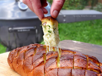 Хлеб с сыром и чесноком на гриле (видео)